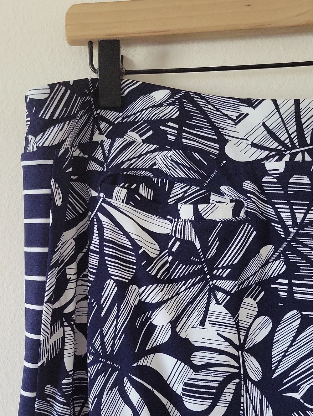 Weekends by Chico's Blue White Pull-on Skort Size Large